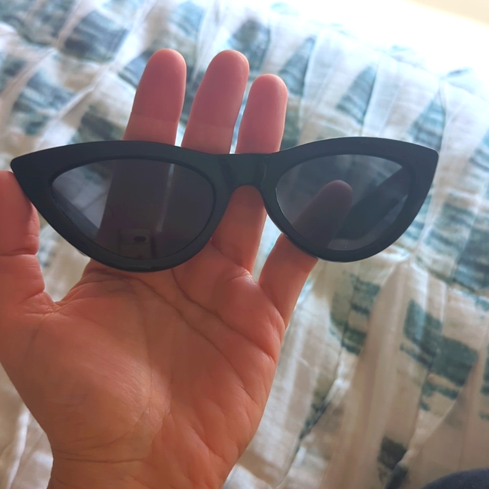 Aire classic Black cat eye sunglasses 🕶️